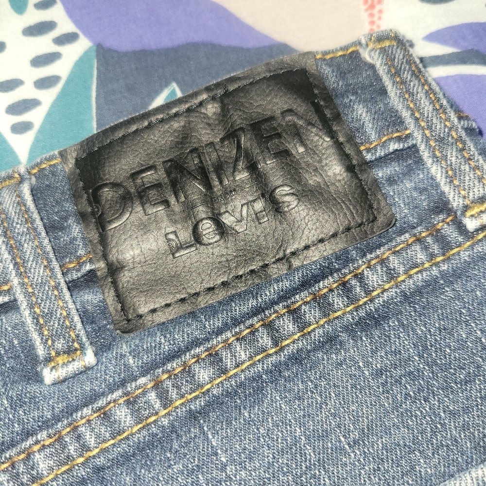 Amazing condition darker wash LEVI'S jeans - Picture 2 of 7
